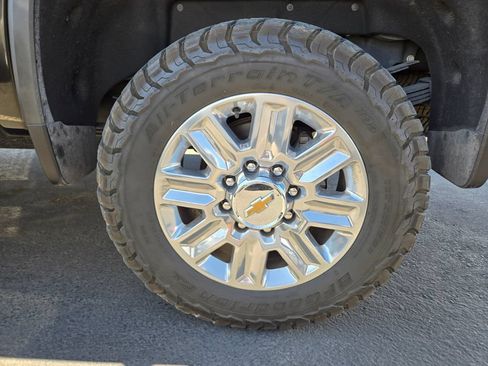 Used 2024 Chevrolet Silverado 2500 High Country w/ Technology Package AWD/4WD image 3