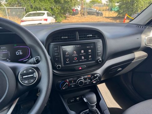 Used 2025 Kia Soul LX w/ LX Technology Package image 17