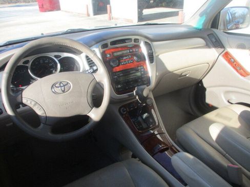 Used 2005 Toyota Highlander 4WD V6 w/ 3rd Row image 7