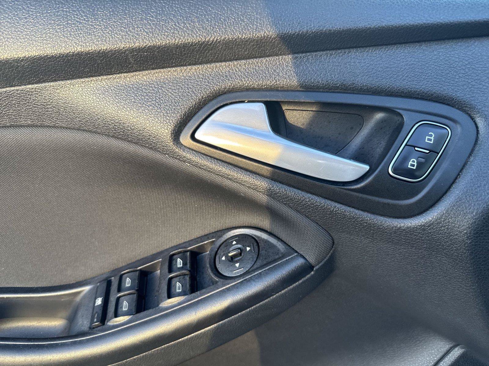 Used 2017 Ford Focus SE FWD image 5