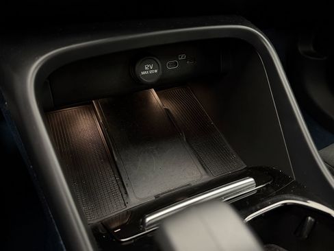 Used 2023 Volvo C40 P8 Recharge Ultimate image 29