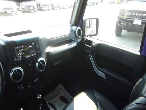 Used 2018 Jeep Wrangler Unlimited Rubicon w/ Cold Weather Group AWD/4WD image 12