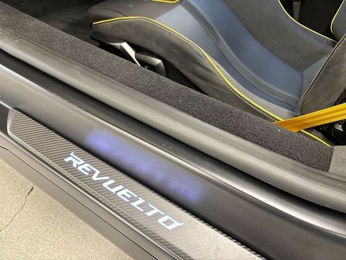 Used 2025 Lamborghini Revuelto Base image 26