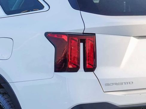 Used 2024 Kia Sorento S image 7