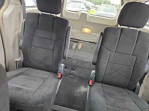 Used 2012 Chrysler Town & Country Touring FWD image 5