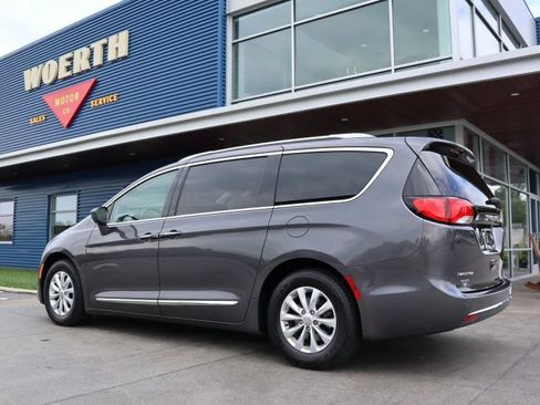 Used 2018 Chrysler Pacifica Touring-L FWD image 5