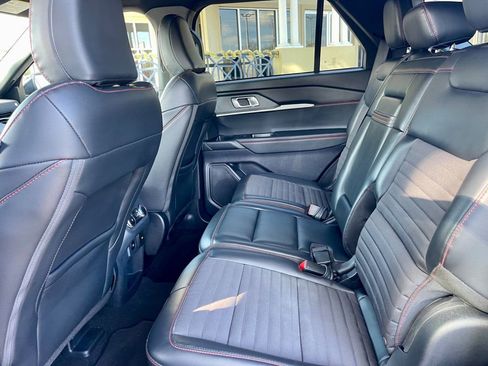 Used 2025 Ford Explorer ST-Line w/ ST-Line Street Pack image 12