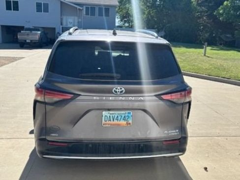 Used 2023 Toyota Sienna Platinum AWD/4WD image 3