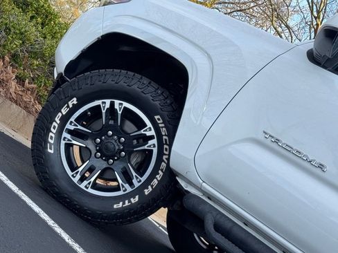 Used 2016 Toyota Tacoma SR5 w/ Towing Package image 9