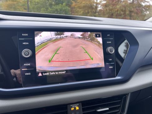 Certified 2022 Volkswagen Taos SE w/ Panoramic Sunroof Package image 23