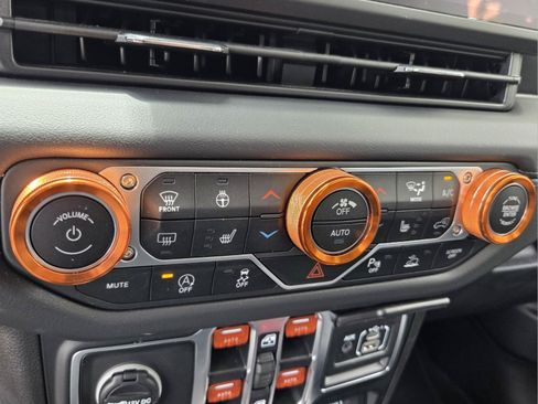 Used 2025 Jeep Gladiator Sport AWD/4WD image 26