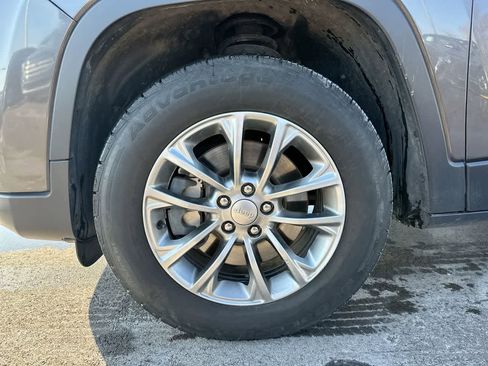 Used 2019 Jeep Cherokee Latitude Plus w/ Cold Weather Group image 19