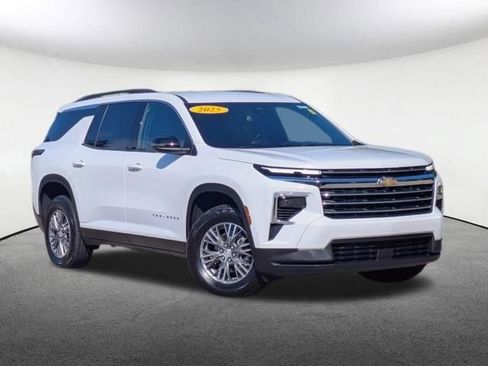 Used 2025 Chevrolet Traverse LT AWD/4WD image 2