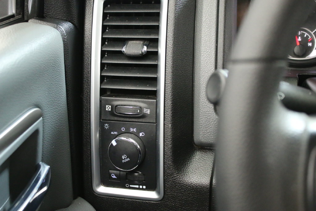 Used 2019 RAM 1500 Classic SLT AWD/4WD image 18