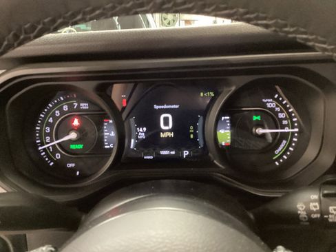 Used 2025 Jeep Wrangler Willys image 19