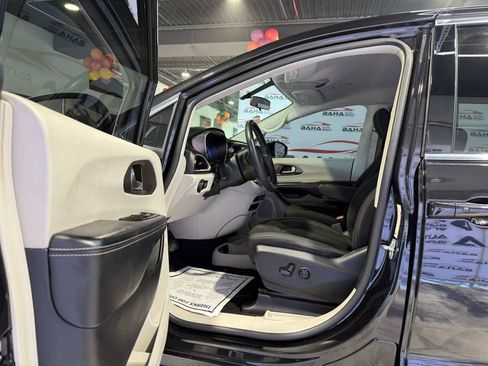 Used 2022 Chrysler Voyager LX image 11