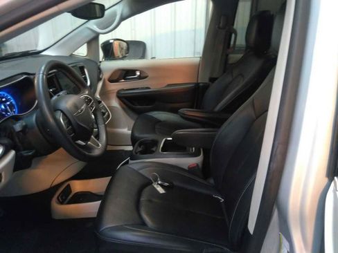 Used 2024 Chrysler Pacifica Touring-L image 3