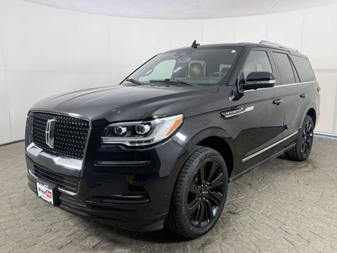 Used 2023 Lincoln Navigator Reserve AWD/4WD image 3