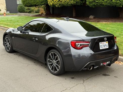 Used 2017 Toyota 86 image 3
