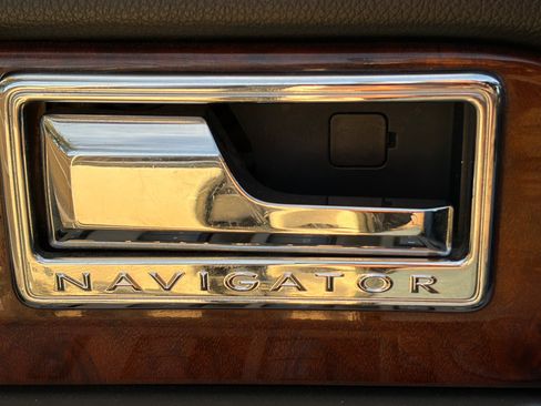 Used 2012 Lincoln Navigator 4WD image 9