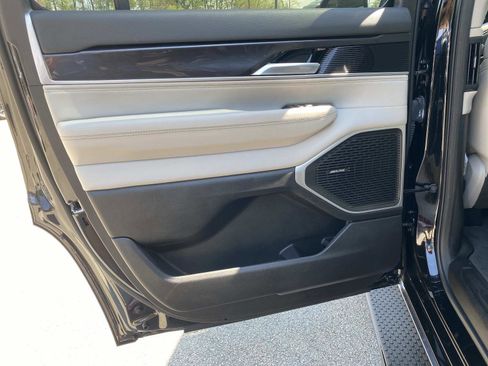 Certified 2024 Jeep Wagoneer 2WD w/ Premium Group I image 17