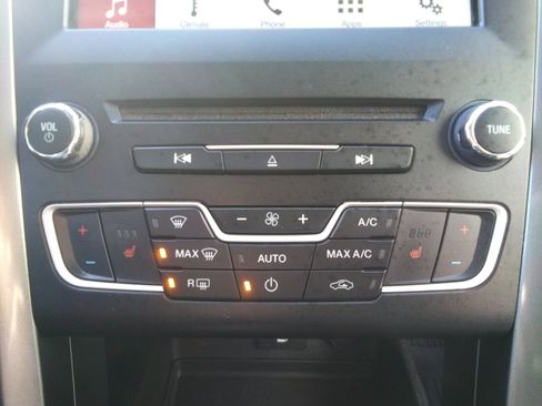 Used 2017 Ford Fusion SE w/ Fusion SE Technology Package image 20