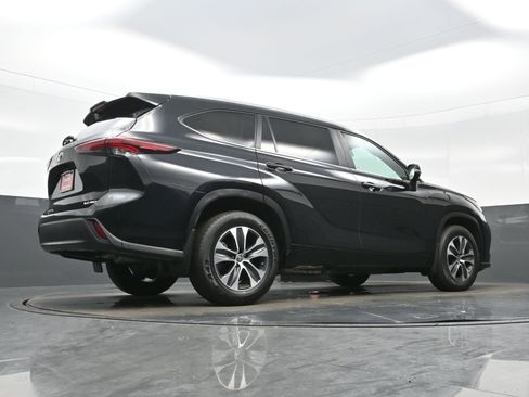 Used 2024 Toyota Highlander XLE AWD/4WD image 33