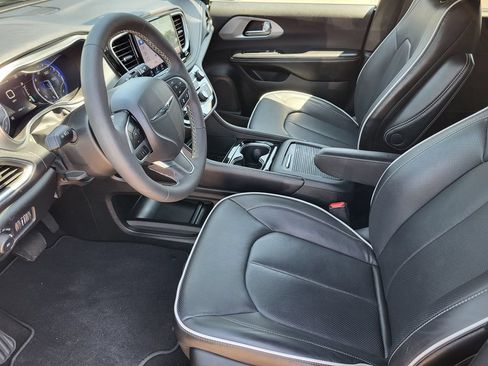 Used 2026 Chrysler Pacifica Limited FWD image 14