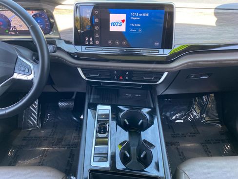 Used 2025 Volkswagen Atlas SEL AWD/4WD image 11