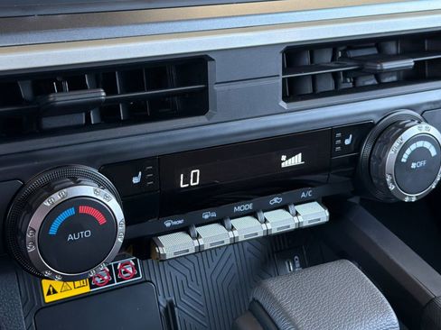 Used 2025 Toyota Tacoma TRD Sport w/ TRD Sport Upgrade Package AWD/4WD image 21