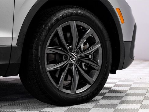 Used 2022 Volkswagen Tiguan SE image 63