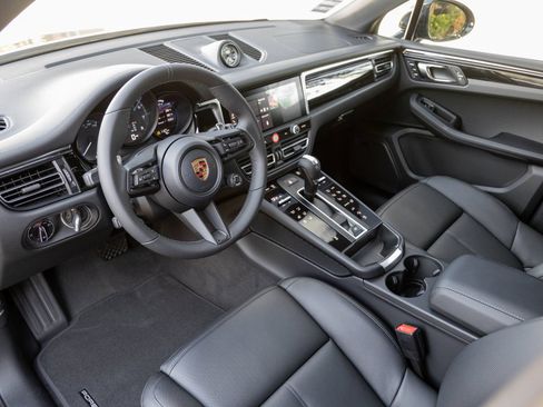 Certified 2026 Porsche Macan AWD/4WD image 4