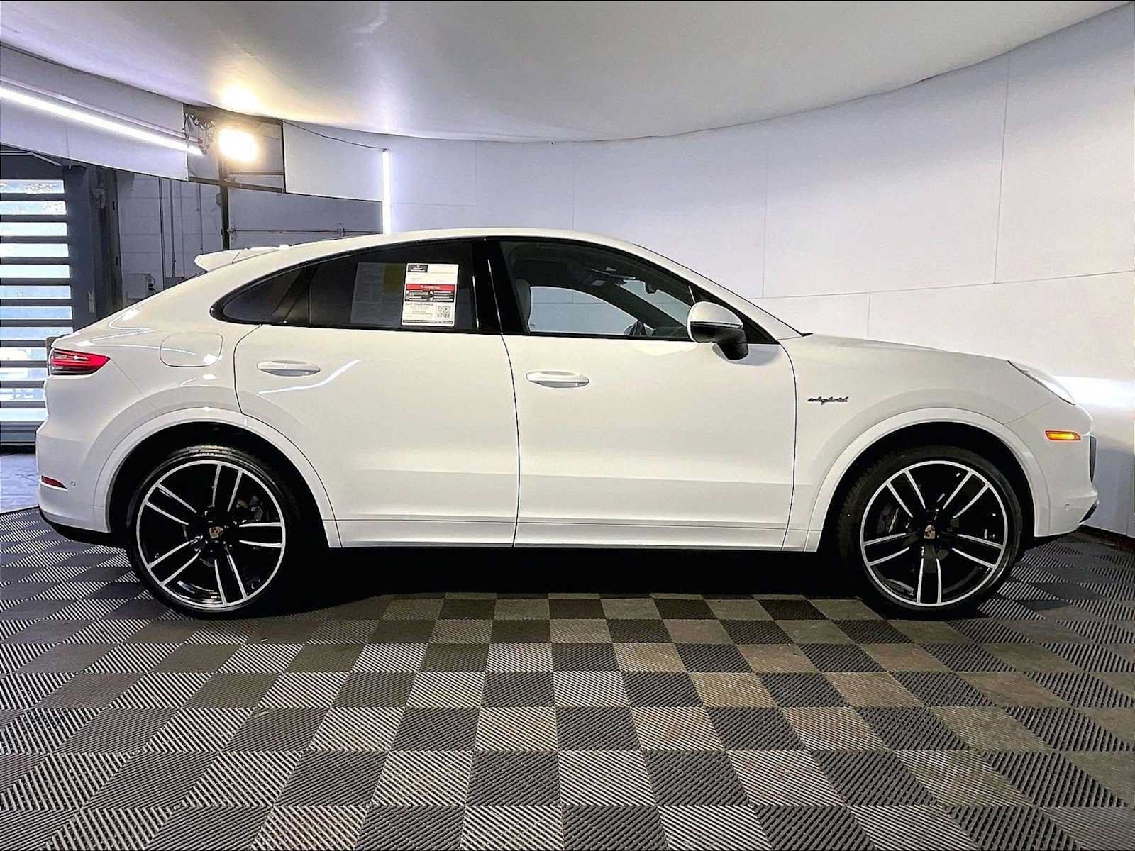 Certified 2023 Porsche Cayenne Platinum Edition AWD/4WD image 8