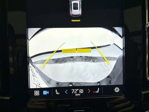 Used 2024 Volvo XC40 B5 Plus image 16