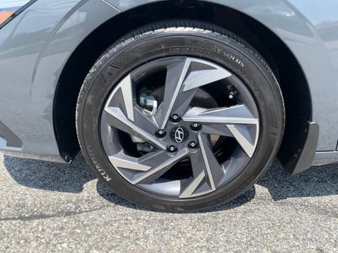 Used 2025 Hyundai Elantra Sport FWD image 9
