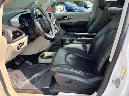 Used 2018 Chrysler Pacifica Limited image 9