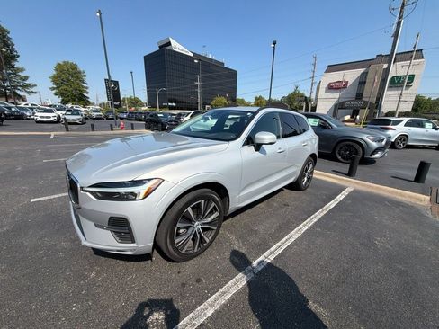 Used 2022 Volvo XC60 B5 Momentum FWD image 3