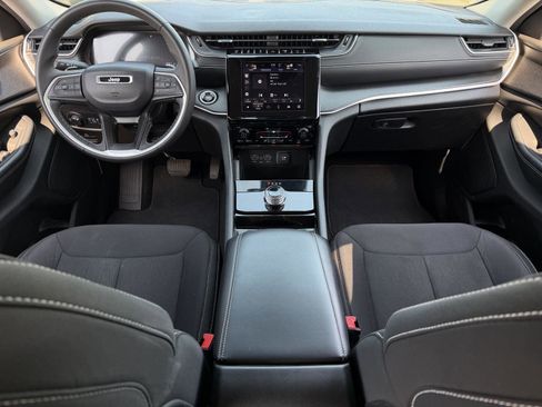 Used 2023 Jeep Grand Cherokee Laredo image 7