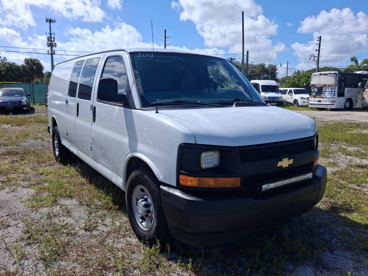 Used 2017 Chevrolet Express 2500 Extended RWD image 4