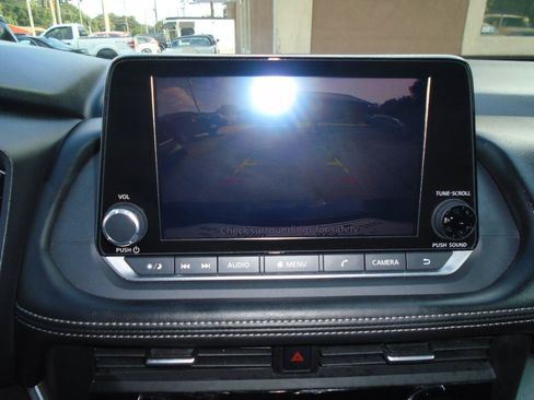 Used 2024 Nissan Rogue SV AWD/4WD image 17