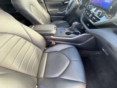 Used 2023 Toyota Highlander XLE FWD image 35