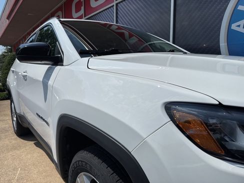 Used 2022 Jeep Compass Latitude image 3