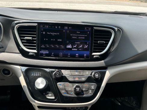 Used 2022 Chrysler Pacifica Touring-L FWD image 23