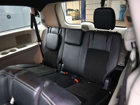 Used 2019 Dodge Grand Caravan SXT image 12