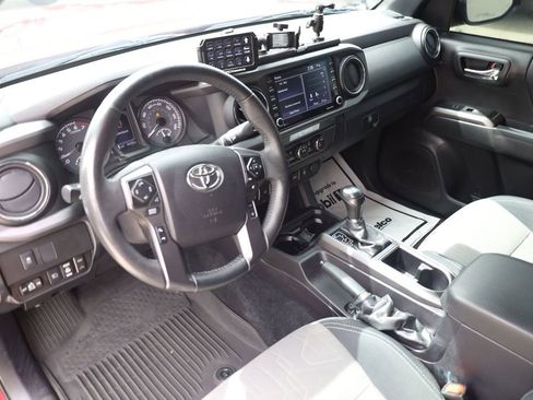 Used 2022 Toyota Tacoma TRD Off-Road w/ Technology Package AWD/4WD image 12