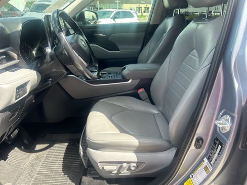 Used 2022 Toyota Highlander XLE AWD/4WD image 10