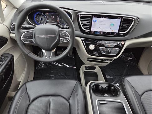Used 2024 Chrysler Pacifica Touring-L FWD image 11