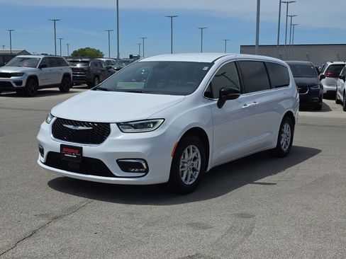New 2026 Chrysler Pacifica Select FWD image 2