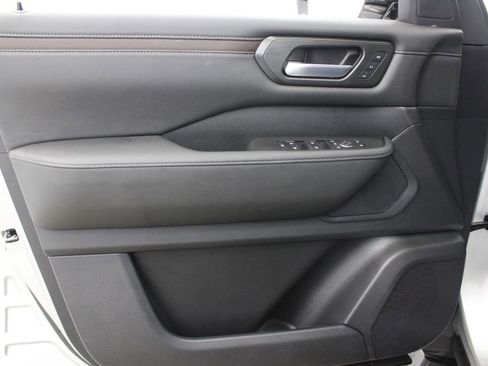Used 2025 Nissan Armada SL w/ Captain's Chari Seat Package RWD image 17