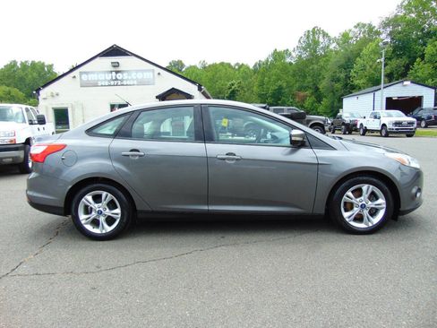 Used 2013 Ford Focus SE FWD image 2